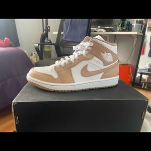Jordan 1 Mid “Tan Gum”